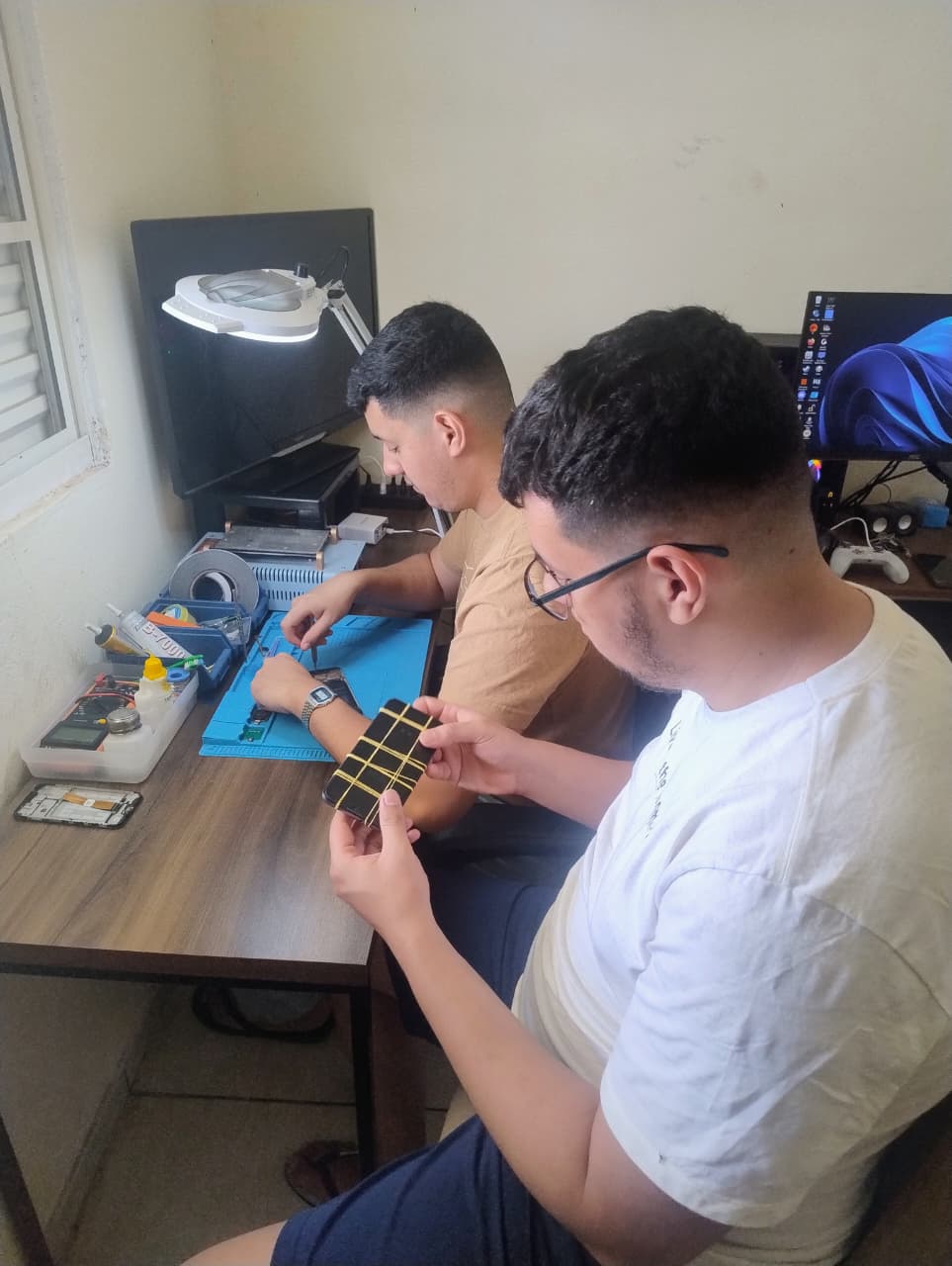 Equipe da WSWR Assistência realizando reparos em dispositivos.